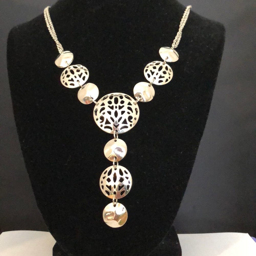 NWT Silvertone metal necklace.